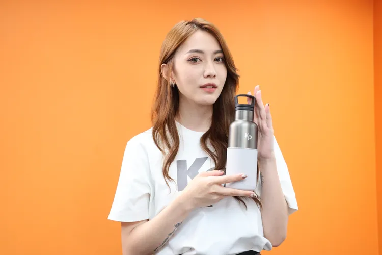 民眾黨黨代表簡幸甫的女朋友「00」，展示環保水壺。鄭孟晃攝