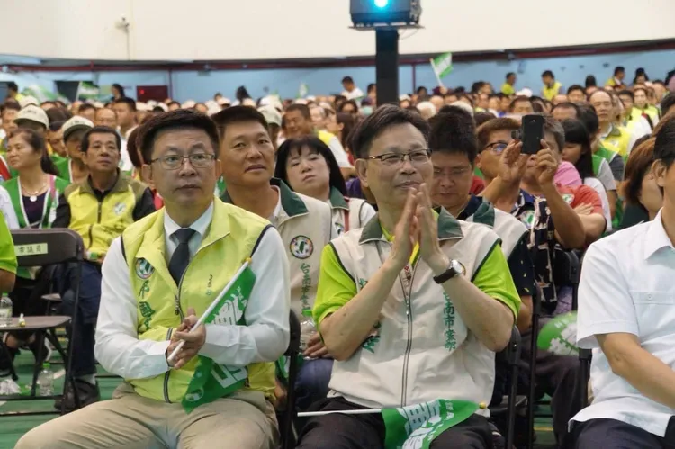 徐巧芯貼出郭國文（前左1）與郭再欽（第二排左1）的造勢大會照片怒轟台南黑金。翻攝自徐巧芯臉書