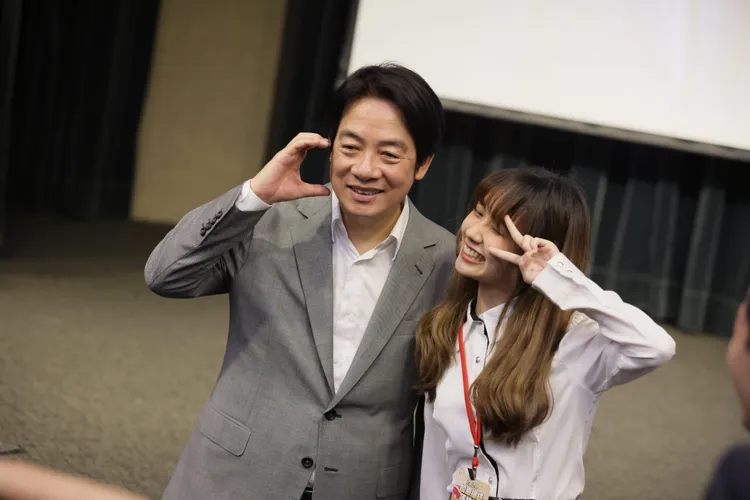 賴清德會後與學生合照。民進黨提供