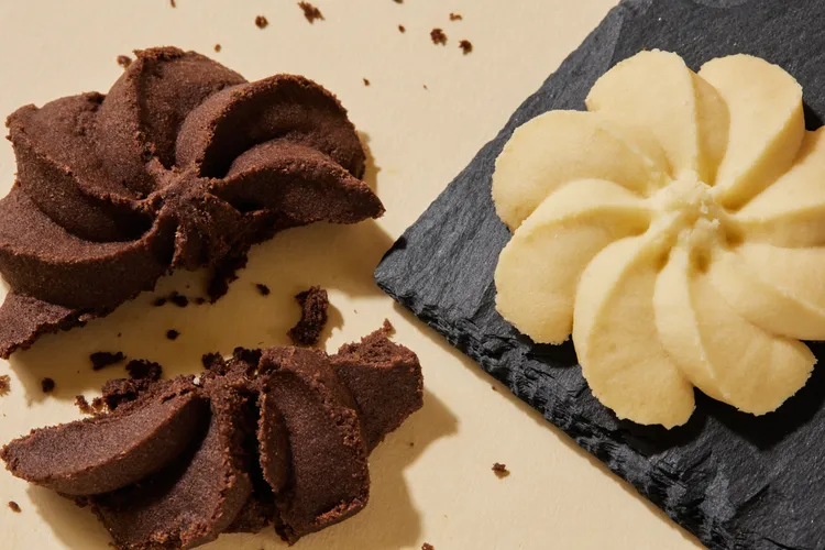 楊嘉明烘焙所全新港式曲奇禮盒共有「經典原味（右）及「黑岩巧克力（左）」兩種風味。業者提供