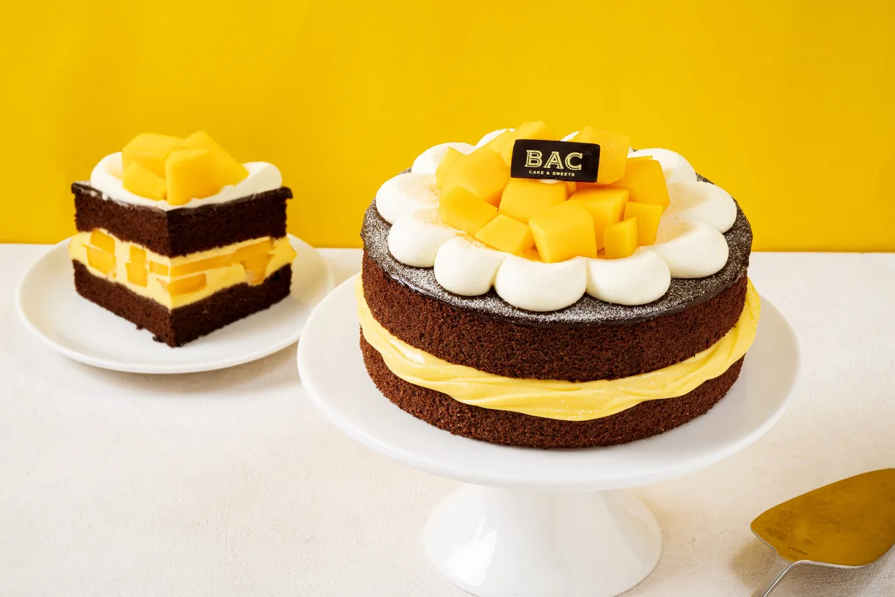 BAC「百鑲鮮芒果蛋糕」將夏季當季的鮮切芒果鑲進招牌巧克力蛋糕裡。業者提供