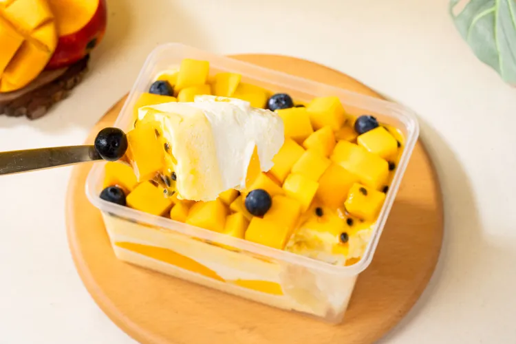 「鮮芒果奶油起司盒」抹入法式奶油起司，大量芒果塊及百香果醬堆疊出爽口的夏日風味。業者提供