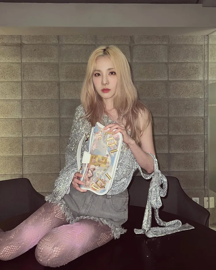 以女團2NE1出道的韓星Sandara Park，於IG放送搭配2023春夏文藝復興系列Blaze印花手提包的時尚美照，展現奢潮魅力。