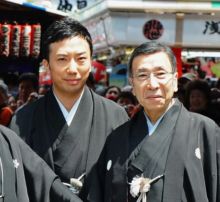 市川猿之助（左）與父親市川段四郎都是知名歌舞伎演員。翻攝《每日新聞》