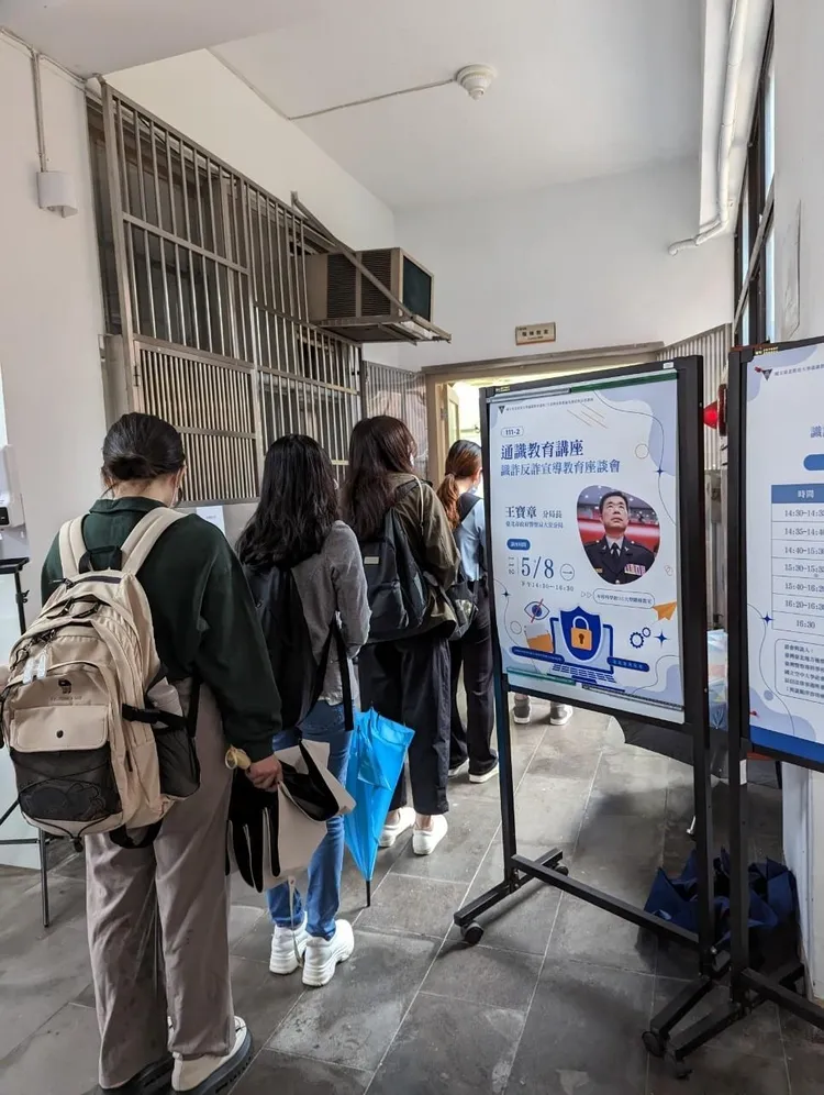 王寶章深入校園授課。翻攝畫面