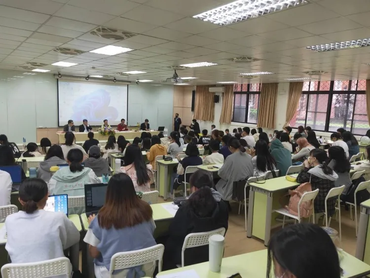 學生仔細聆聽。翻攝畫面