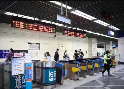 台鐵彰化站旅客落軌　區間車急煞保命！外籍生轉加護病房觀察