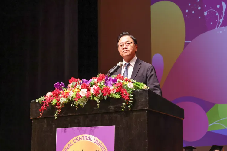 張善政勉中央畢業生勇於接受挑戰。桃園市府提供