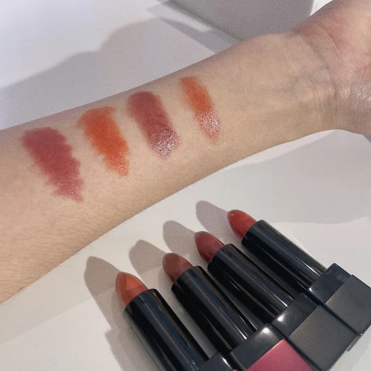 癮漾蜜絲唇膏#101（右1）、#102（右2）；癮漾持久唇膏#101（左2）、#102（左1），各940元。張家玲攝