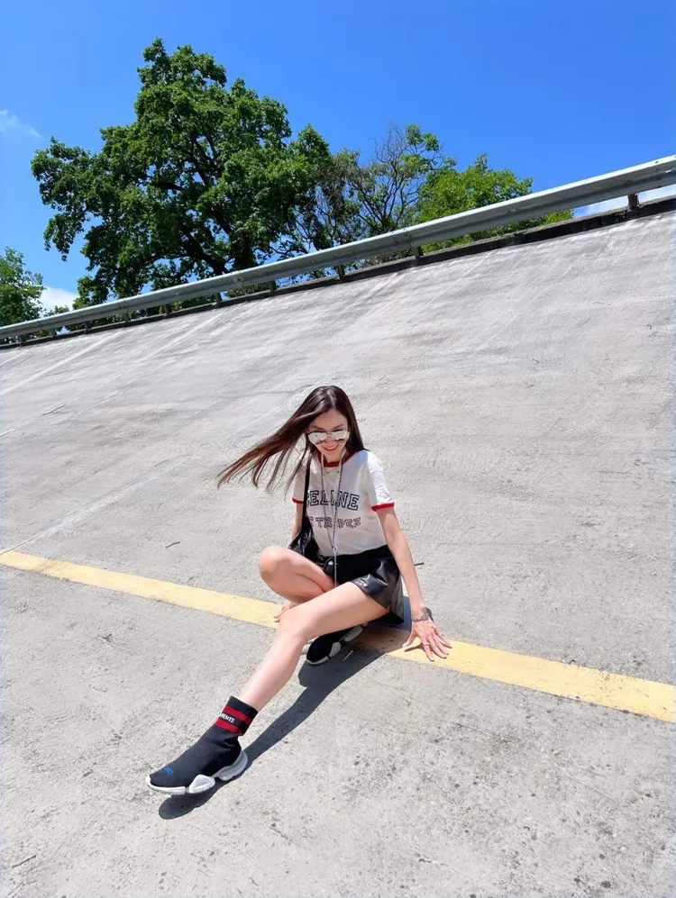 陳若儀坐在Monza舊賽道上，驚訝斜度好大。翻攝陳若儀IG