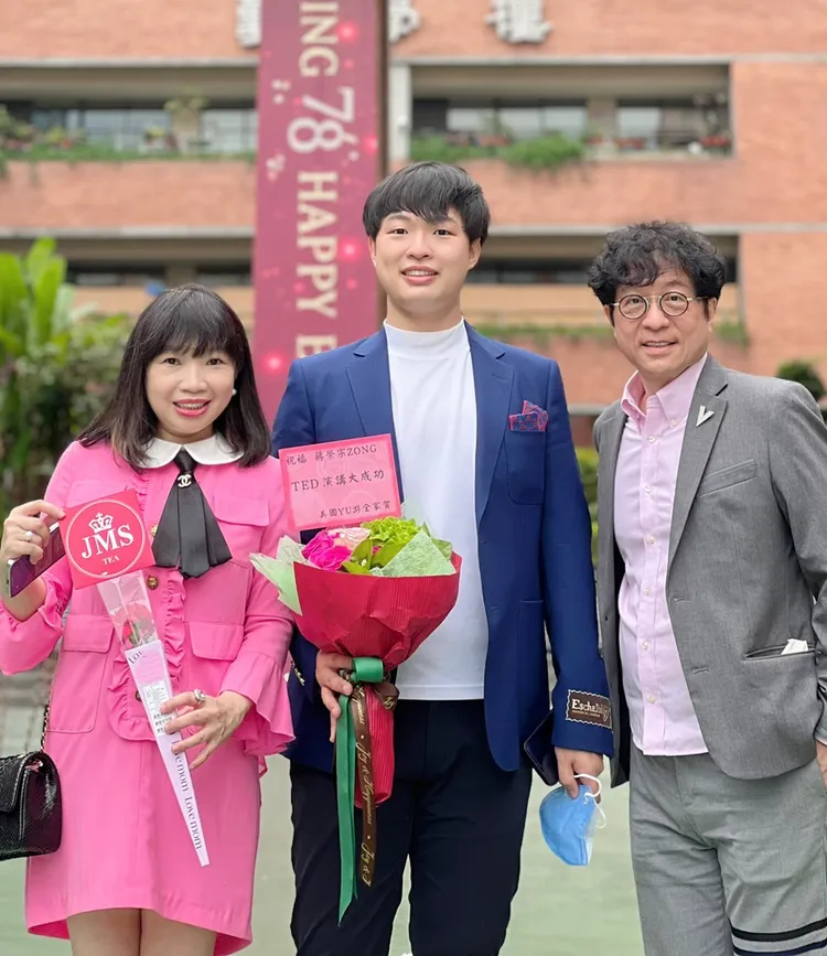 蔣榮宗（中）將TED演講獻給媽媽游美齡（左）和父親蔣三省。ZONG MUSIC提供