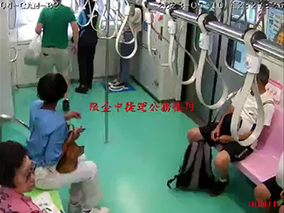 12點27分26秒 列車關門，隨車人員及旅客察覺前方狀況(大量粉塵)。中捷提供