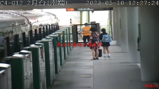 12點27分22秒到26 秒，前方出現大量粉塵，月台保全及2名旅客查看前方狀況。中捷提供