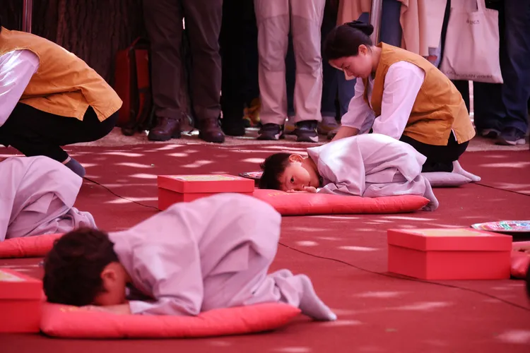 小朋友落髮前。路透社