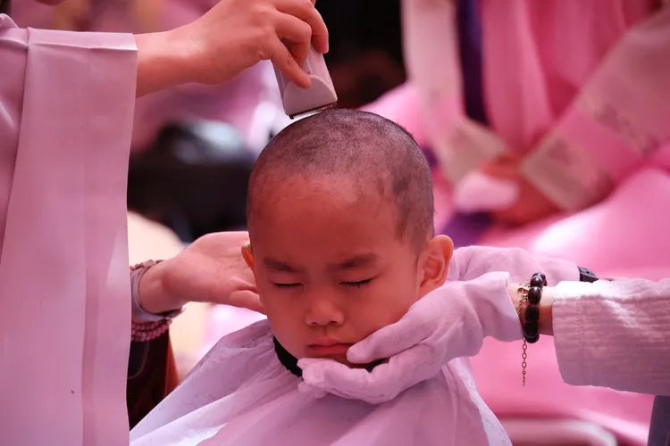 小朋友落髮中。路透社