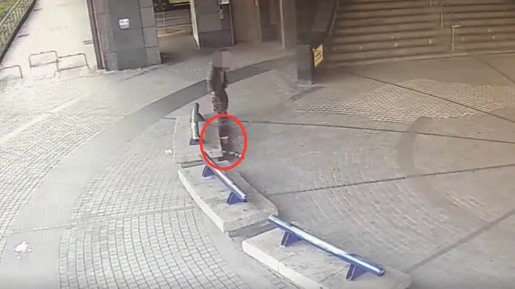 林男自行將火踩熄。翻攝畫面