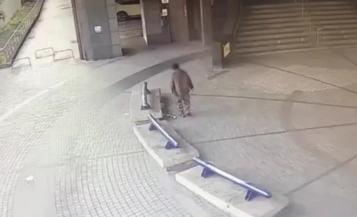 怪阿伯汐止火車站前放火燒廢紙　落網瞎扯為了「煮泡麵」