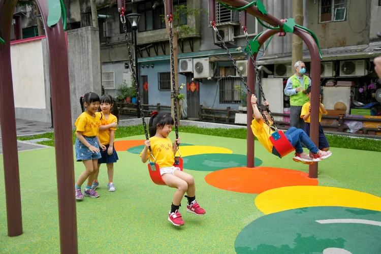 淡水民生公園全新特色遊具，小朋友搶著玩。區公所提供