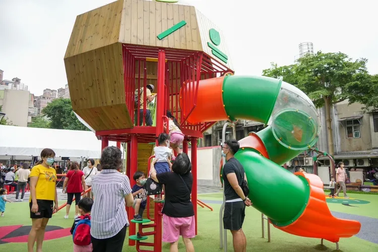 大小朋友湧入全新改善的民生公園，體驗新公園魅力。區公所提供