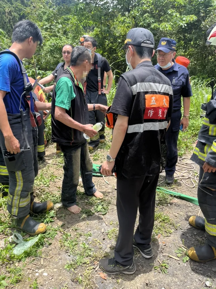 警消將黃男救起。新北市消防局提供