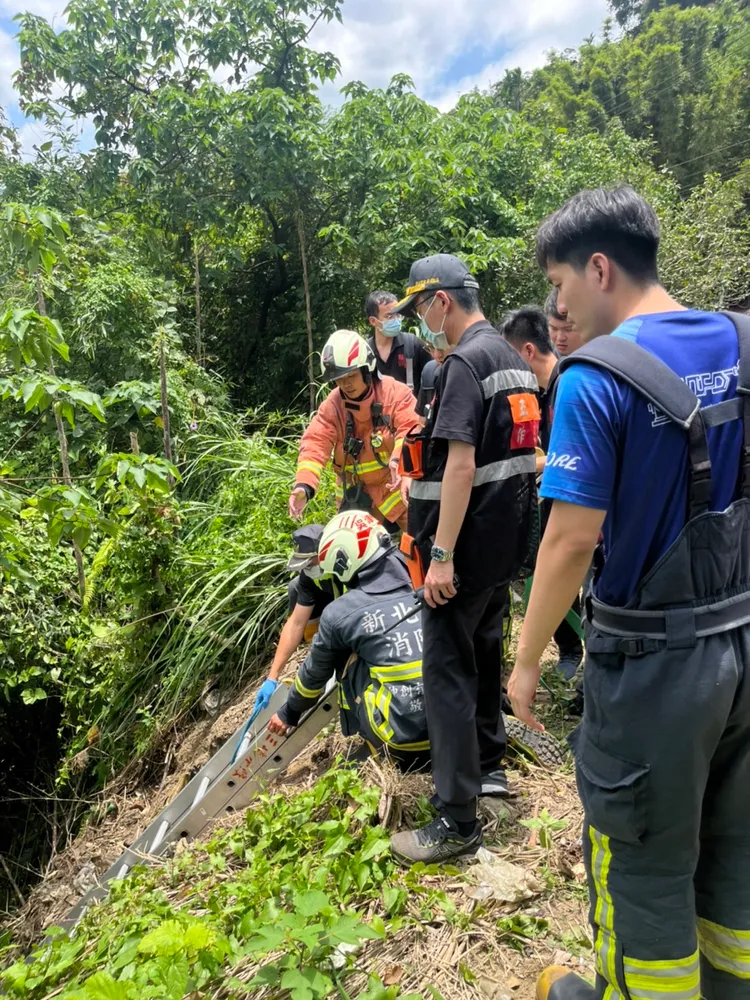 警消架梯將黃男救起。新北市消防局提供