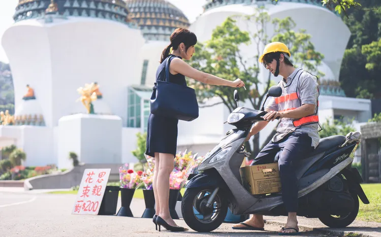 天心（左）關切小女孩的生活，卻遭修楷杰挾持。八大提供