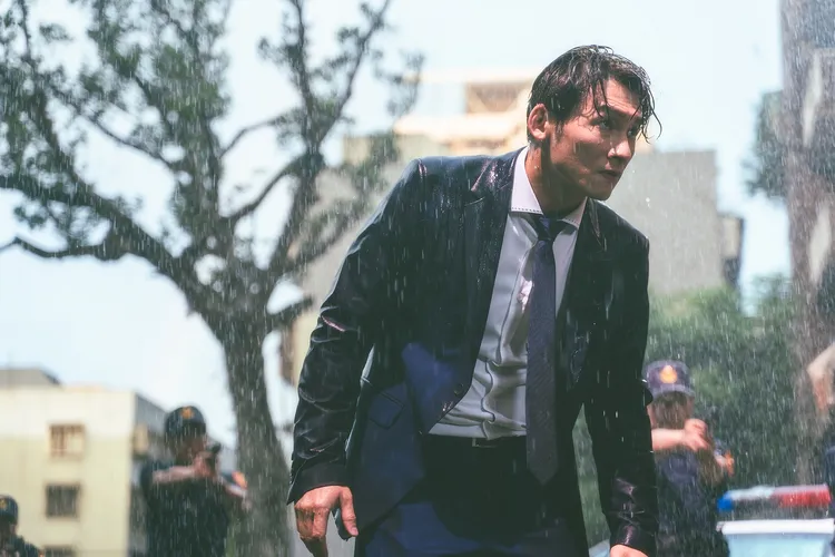 温昇豪為搶救天心，弄得滿身泥濘。八大提供