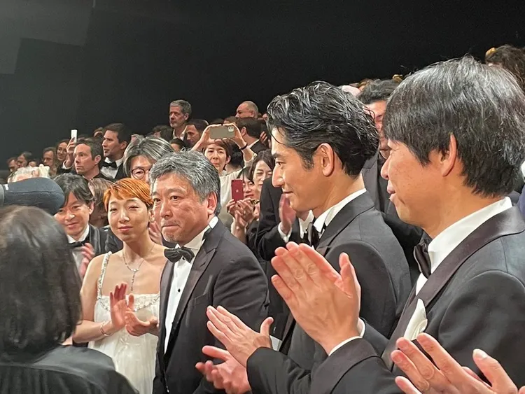 《怪物》在坎城影展首映後，全場鼓掌9分半，是枝裕和（中）鬆了一口氣。翻攝《怪物》官方推特