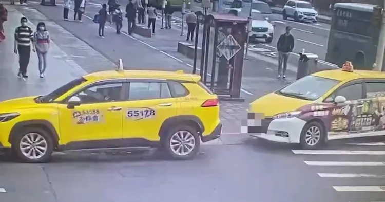 柯女一從新北路尾隨到台北車站。翻攝畫面