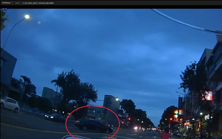 一部自小客雙黃線違規迴轉，被警察攔停盤查。翻攝畫面