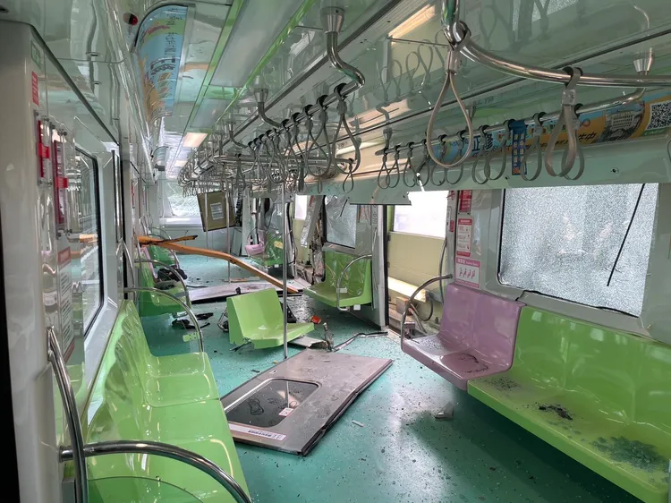 吊臂鐵架貫穿車廂。資料照片