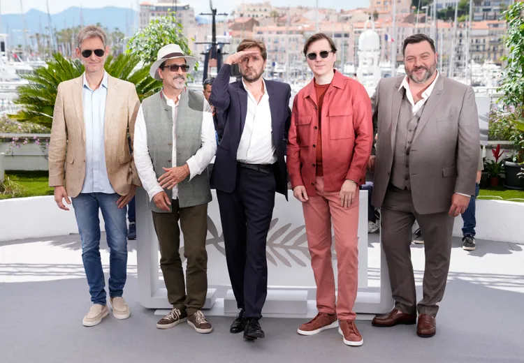 評審團男成員包括阿根廷導演達米恩斯弗隆（左起）、阿富汗編劇阿提克拉希米、主席魯本奧斯倫、美國男星保羅戴諾與法國男星丹尼斯門諾切特。美聯社
