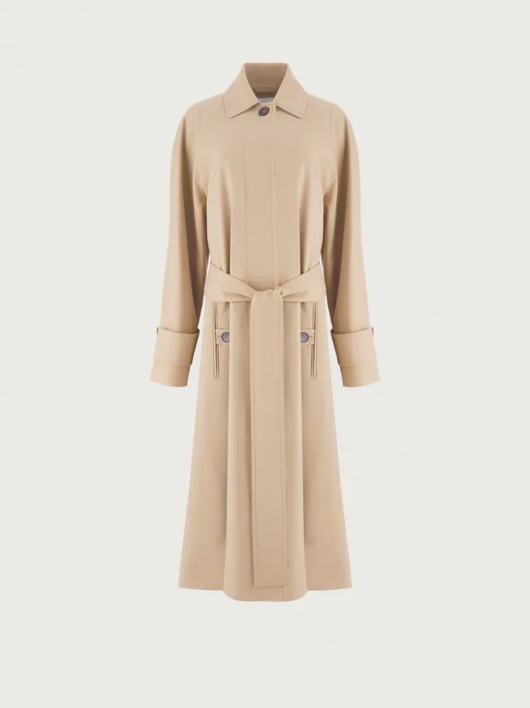 沙色輕薄風衣外套，12萬9000元。品牌提供