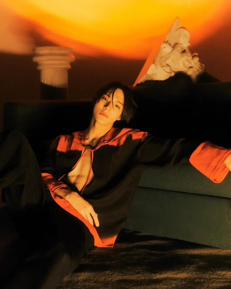 Jeno與FERRAGAMO間的情誼，早在年初就已默默浮上檯面，還曾以全套品牌造型登上雜誌封面。翻攝leejen_o_423 IG