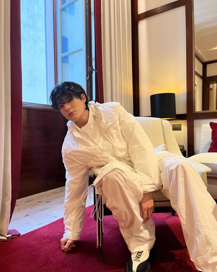 Jeno不僅以神似薩摩耶犬的討喜「狗狗相」融化萬千粉絲，更憑藉姣好身形在時尚圈大放異彩。翻攝leejen_o_423 IG