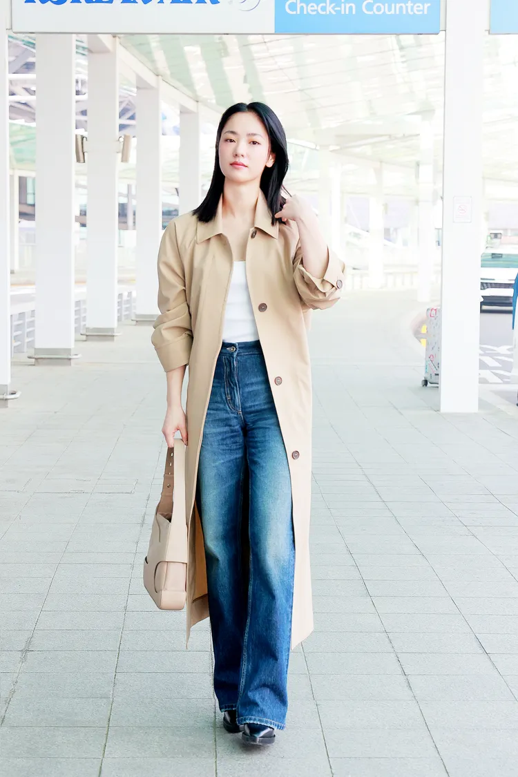 因夯劇《黑道律師文森佐》走紅的韓國女星全余贇，日前現身首爾機場時，也以FERRAGAMO風衣、手袋搭出率性風格。品牌提供