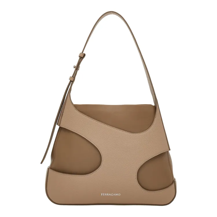 沙色皮革鏤空手提包，8萬1900元。品牌提供