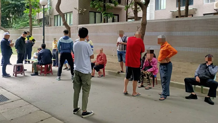 警方查獲鄭男等11名賭客。三重警分局提供