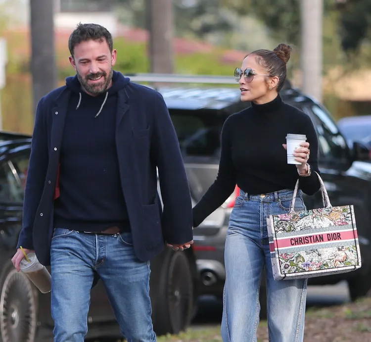 他們同天稍早前手牽手走在路上，表情看來很開心。達志