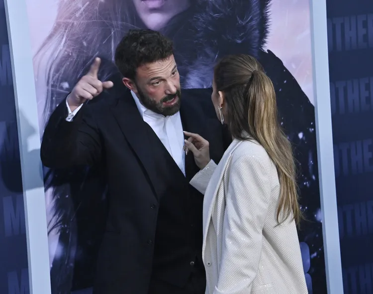 小班（左）與老婆翹臀珍在她新片《慈母殺心》首映會上用手指著彼此、看似在爭執。達志