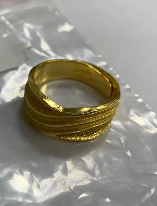 贓物金戒子。三重警分局提供