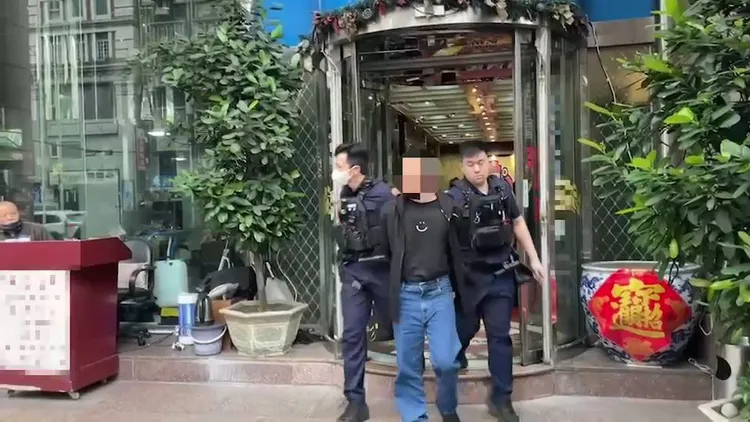 警方至三溫暖將林男逮捕。三重警分局提供