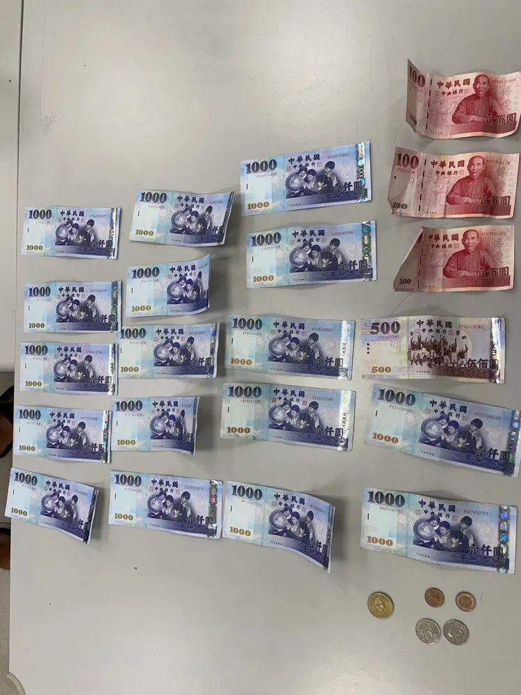 變賣戒子所得剩餘贓款。三重警分局提供