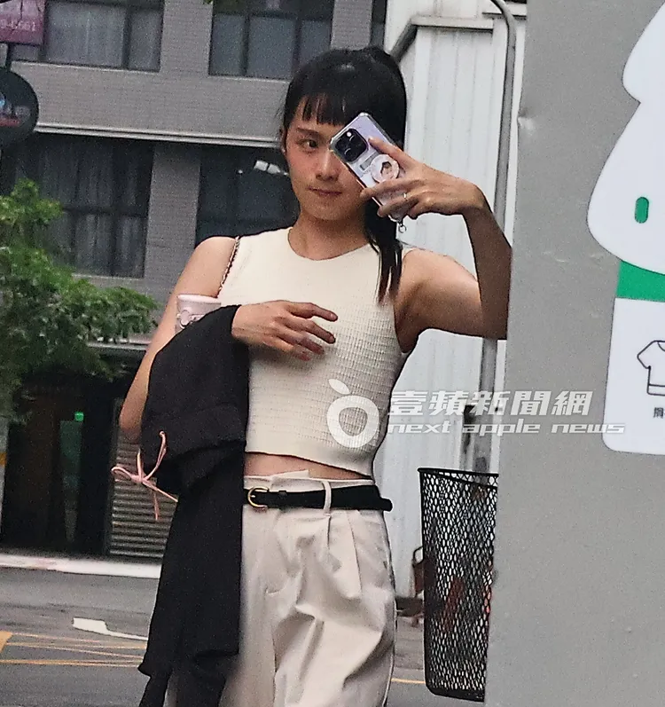 快要抵達健身房時，簡廷芮拿起手機抿嘴自拍。特勤中心攝