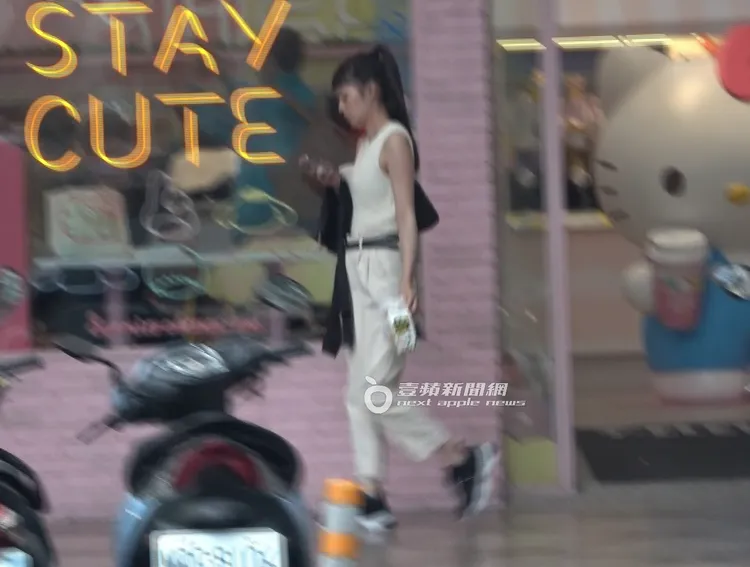 簡廷芮簡單採買後就走進健身房。特勤中心攝