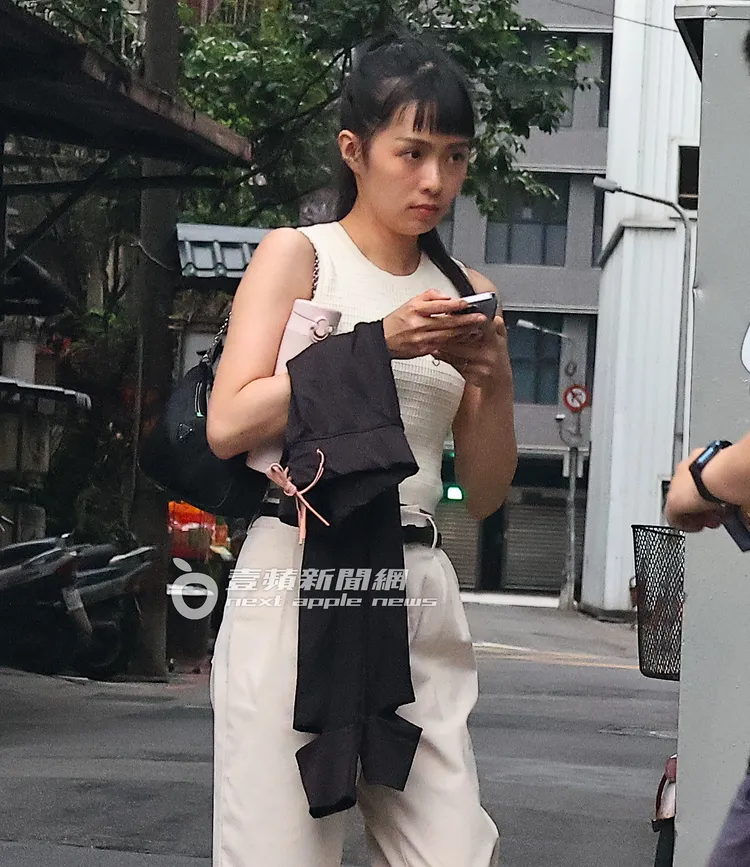 拍完後簡廷芮又垮下臉走路。特勤中心攝