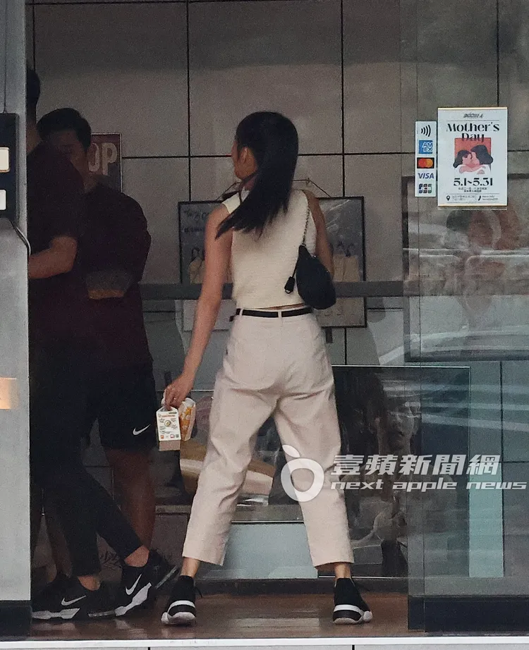 遇到熟人時簡廷芮開心打招呼。特勤中心攝