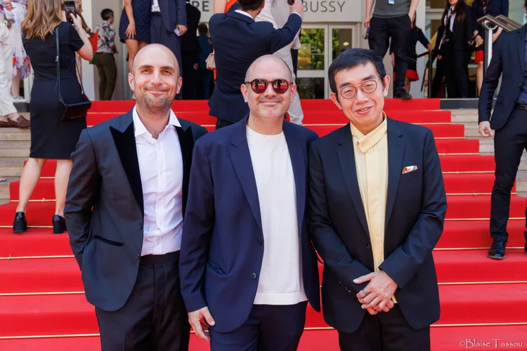 製片陳璽文（左起）、導演 Felipe Gálvez、文策院院長李明哲出席《殖民之路》坎城影展首映。Blaise Tassou提供