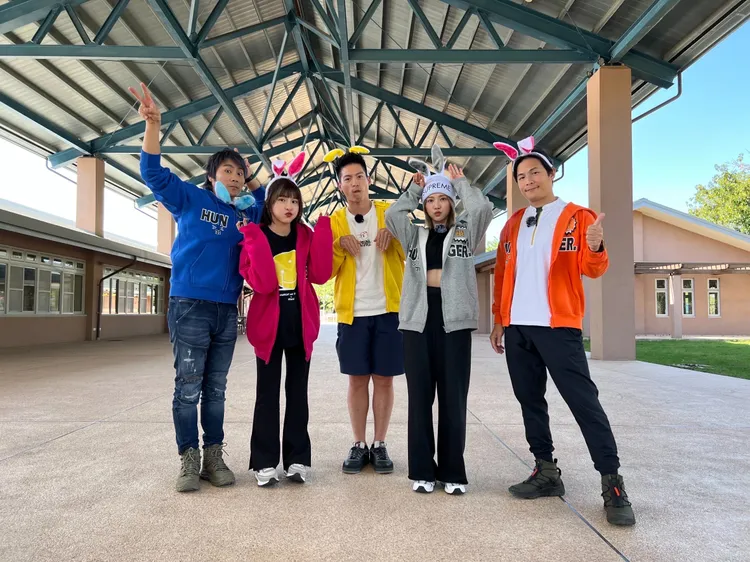 蔡黃汝（右二）主持《飢餓遊戲》滿兩週年，感謝主持群的照顧。蔡黃汝工作室提供