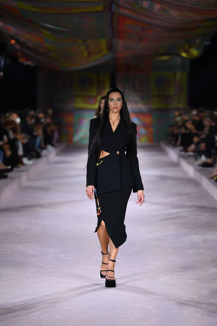 杜娃黎波為VERSACE 2022春夏大秀登上伸展台展演開場服裝。翻攝dualipa IG